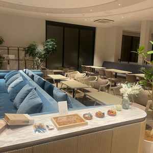 招待客の待合室です。カフェのようなイメージとのことでした。装飾の自由度が高いのでアレンジしたいなら◎