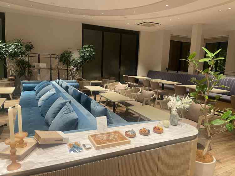 招待客の待合室です。カフェのようなイメージとのことでした。装飾の自由度が高いのでアレンジしたいなら◎