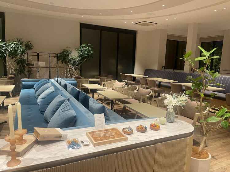 招待客の待合室です。カフェのようなイメージとのことでした。装飾の自由度が高いのでアレンジしたいなら◎