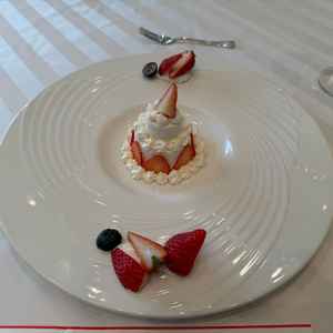 口当たり軽いミニウエディングケーキ。コース料理のあとにぴったり。