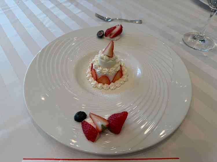 口当たり軽いミニウエディングケーキ。コース料理のあとにぴったり。