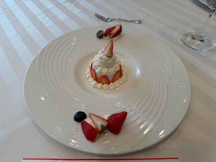 口当たり軽いミニウエディングケーキ。コース料理のあとにぴったり。