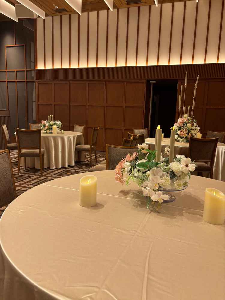 地下にある披露宴会場。ピアノが備え付けで生演奏がとても素敵でした。