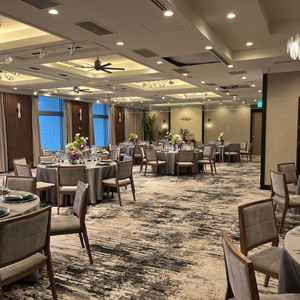 壁が木貼になっていてカーペットの模様があるため、基本的にお花を盛らなくても華やかさがある。