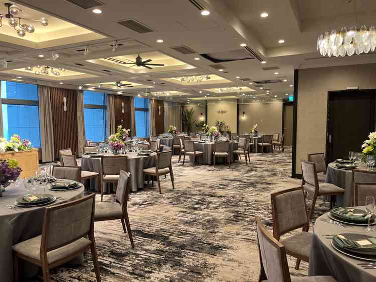 壁が木貼になっていてカーペットの模様があるため、基本的にお花を盛らなくても華やかさがある。