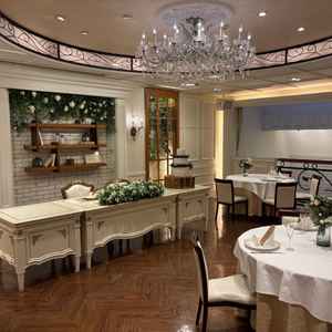 披露宴会場。吹き抜けになっており、チャペルが見下ろせるのが素敵でした。