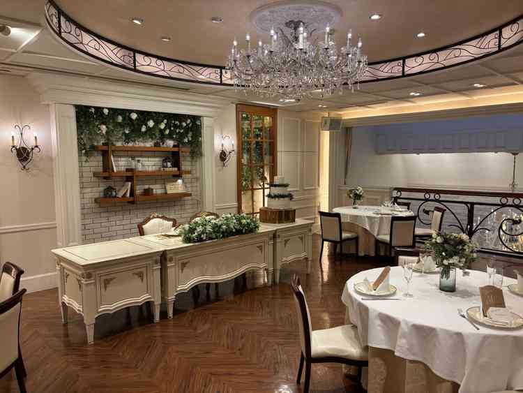 披露宴会場。吹き抜けになっており、チャペルが見下ろせるのが素敵でした。