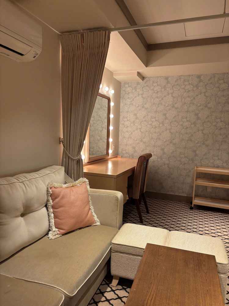 新郎新婦のお支度場所であるブライズルームも落ち着いた雰囲気でとても可愛かったです写真雰囲気でした！