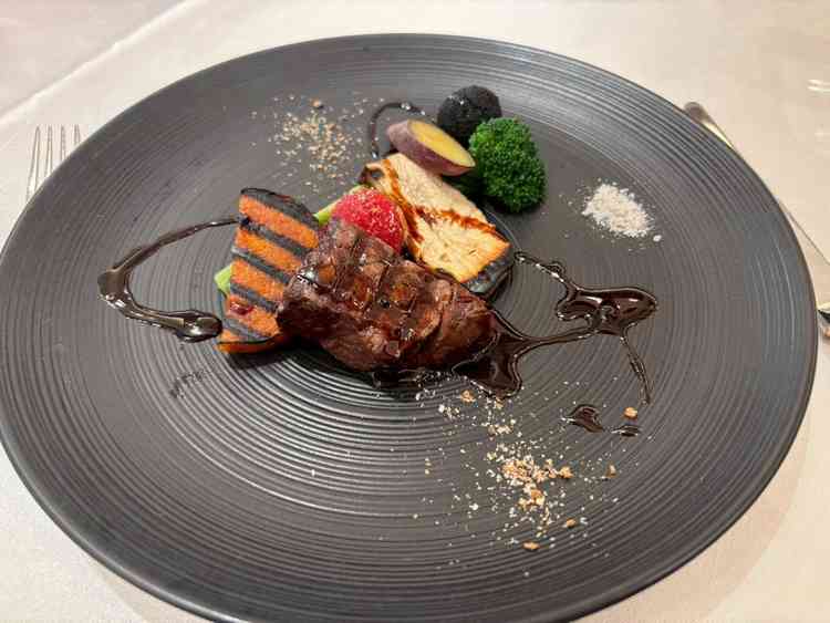 実際にゲストの方が召し上がられるコースの試食でした。