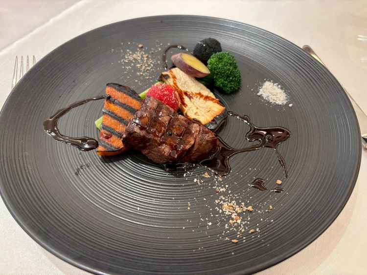 実際にゲストの方が召し上がられるコースの試食でした。