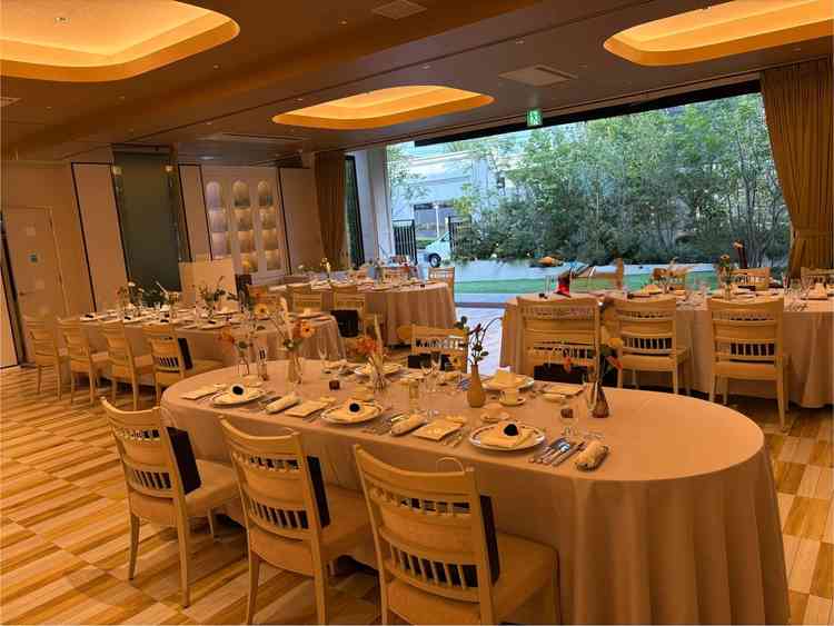 披露宴会場。ガーデンの様子。緑が多く綺麗だった。