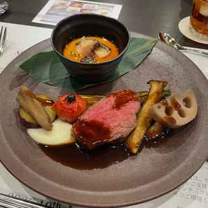 メインディッシュのお肉と、ウニの茶碗蒸しです。