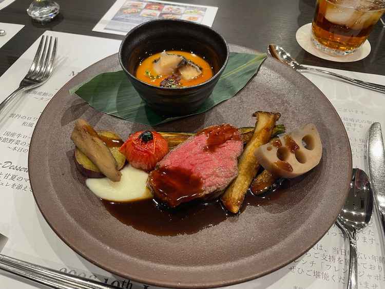 メインディッシュのお肉と、ウニの茶碗蒸しです。