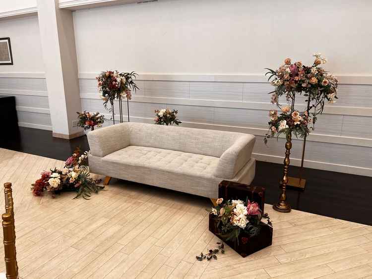 披露宴会場の新郎新婦のソファの写真。実際に座って、体験できてイメージが湧いて良かった。