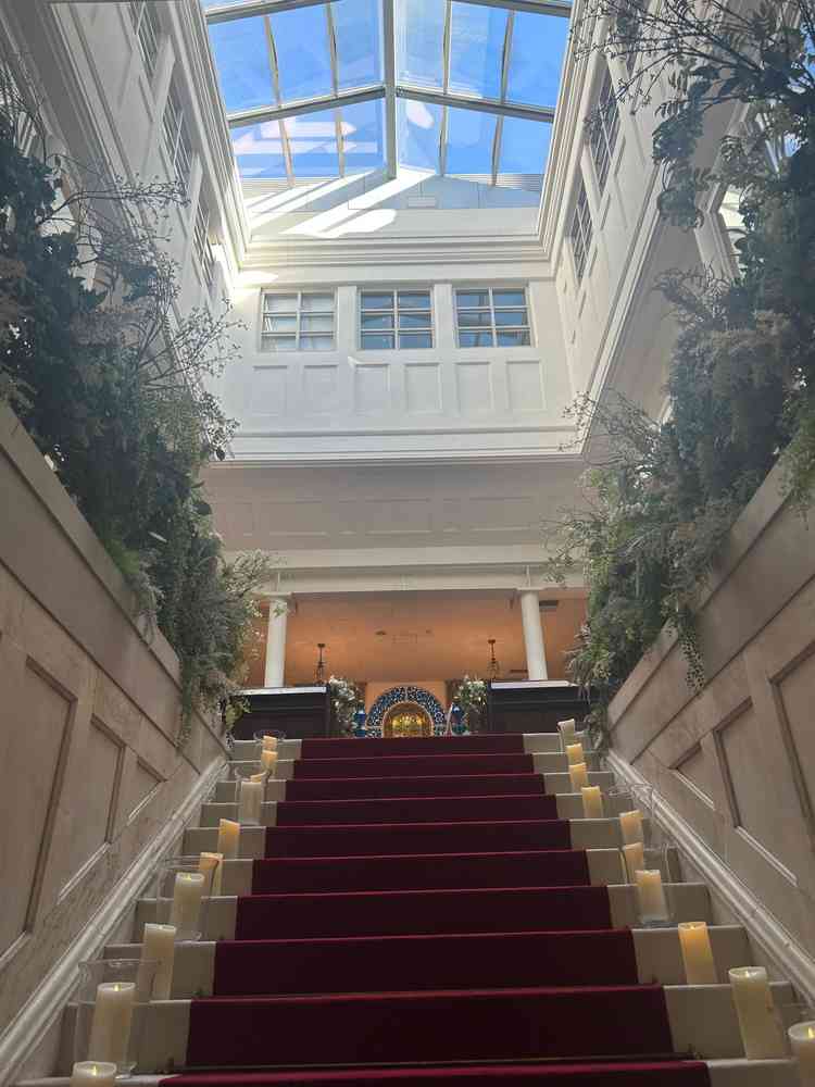 大階段から見た景色です。天井が高く晴れていたためとても素敵な景色でした。