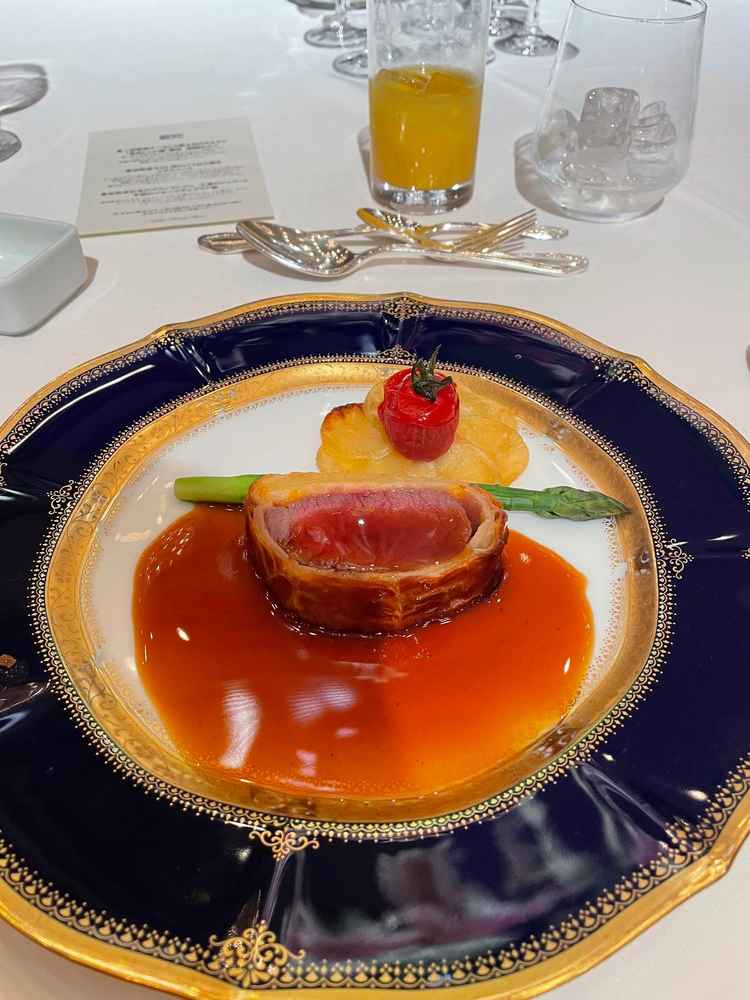お肉をカットするパフォーマンスもあり、式場見学でここまでしていただけるのは珍しいと思いました。