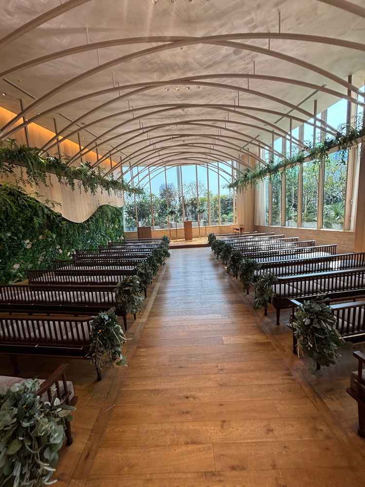 挙式会場の扉を開けた瞬間の写真