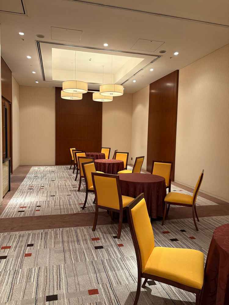 新郎新婦親族の控室。パーテーションで区切ることができる。