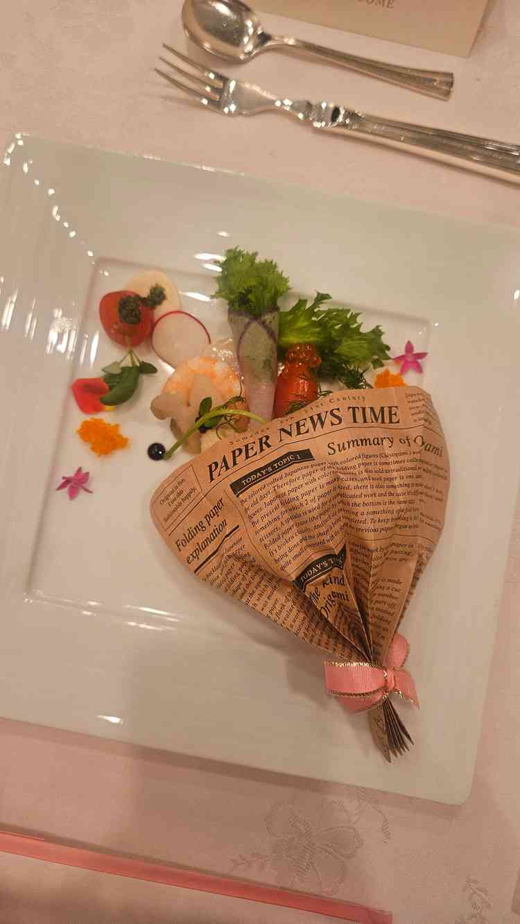 男性と女性で違うコースを提供いただきました。和洋中のコースもあり面白かったです。