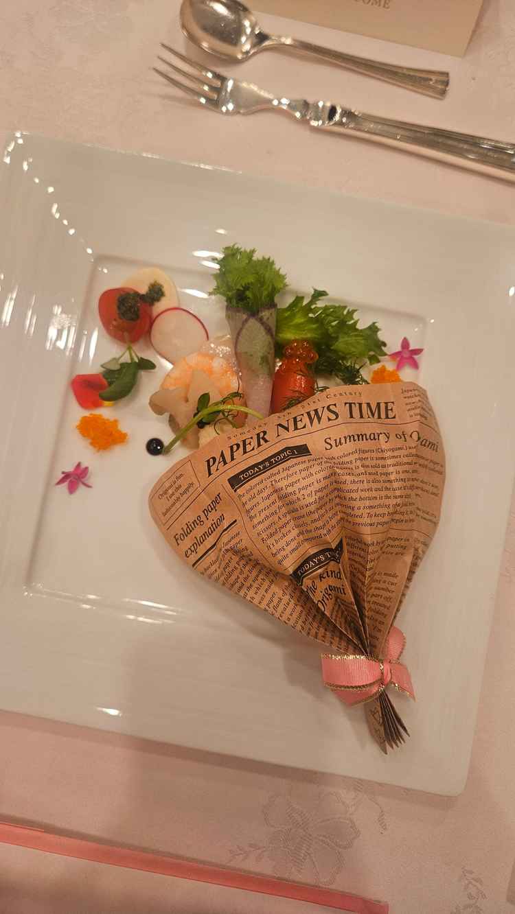 男性と女性で違うコースを提供いただきました。和洋中のコースもあり面白かったです。