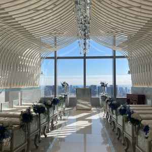 高層階なので自然光が十分に降り注ぐチャペルでした。