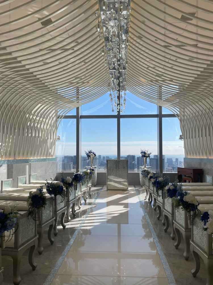 高層階なので自然光が十分に降り注ぐチャペルでした。