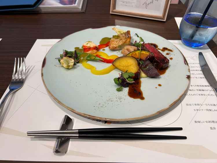 魚とお肉料理です。レストランにも引け目を取らない味でとても美味しかったです。