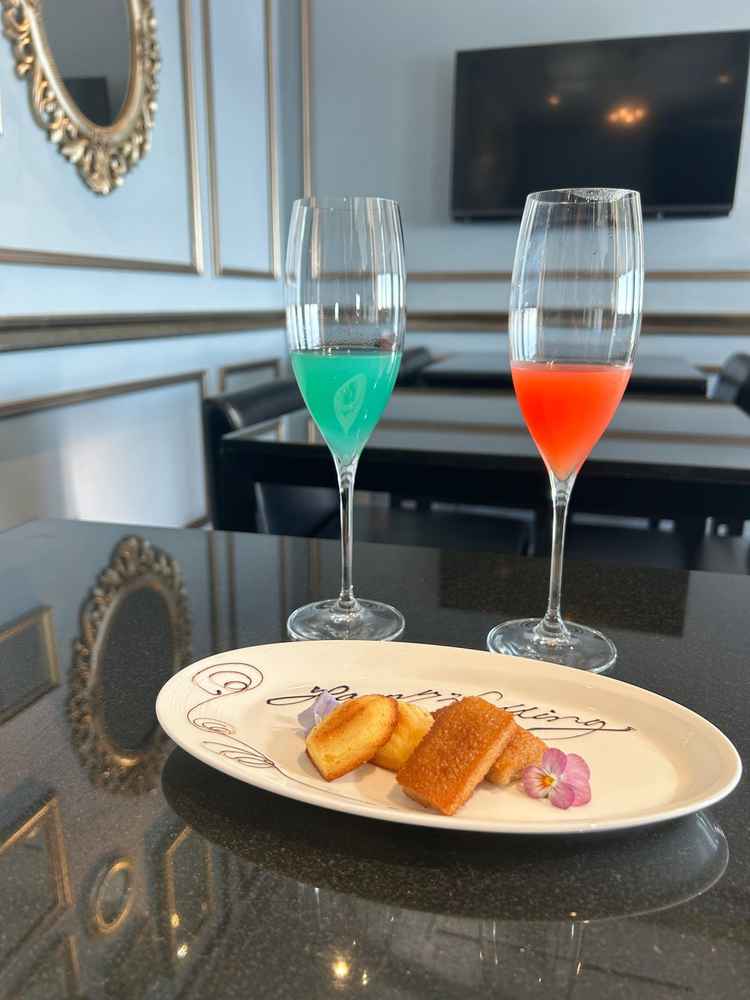 築地市場や浜離宮が展望できるウェルカムスペースにて、ウェルカムスイーツをドリンクをいただきました。