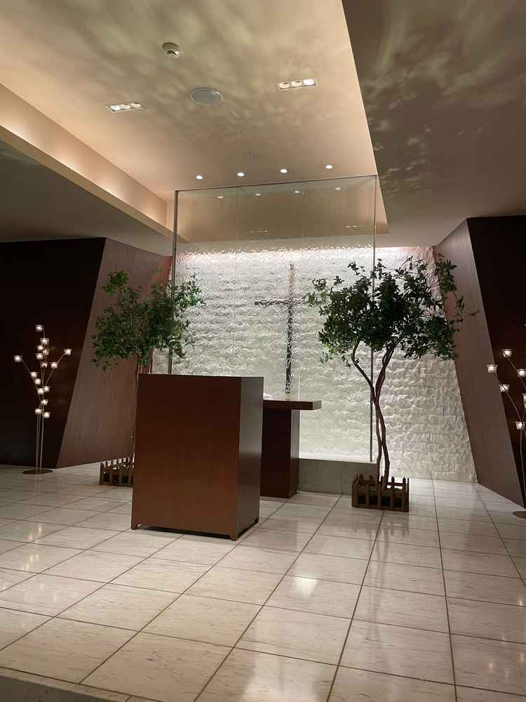 挙式会場です。白基調のシンプルさが非常に魅力的でした。