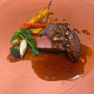 お肉料理をいただきました。とても上品で美味しかったです。