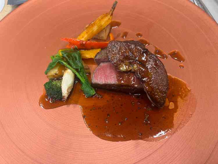 お肉料理をいただきました。とても上品で美味しかったです。