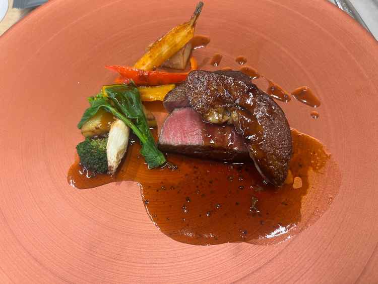 お肉料理をいただきました。とても上品で美味しかったです。