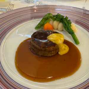 実際に試食した牛ヒレステーキ。披露宴で出されるメニューとは異なるものだったが、非常によかった。