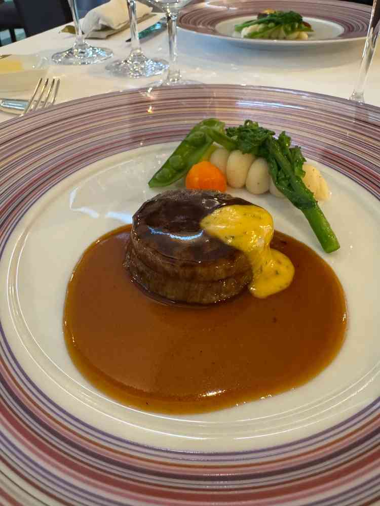 実際に試食した牛ヒレステーキ。披露宴で出されるメニューとは異なるものだったが、非常によかった。