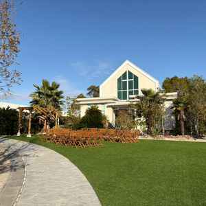 奥にあるのがチャペルで教会式。手前のガーデンでは人前式ができます。