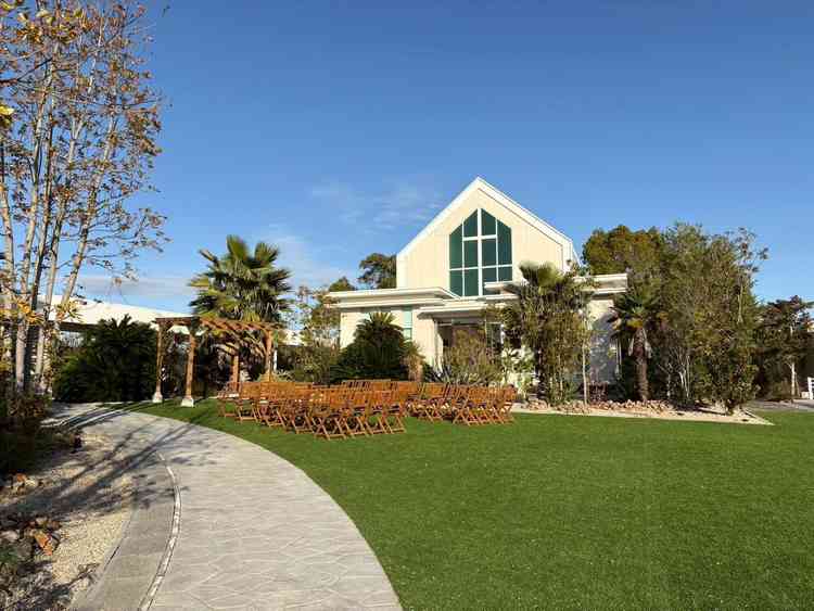 奥にあるのがチャペルで教会式。手前のガーデンでは人前式ができます。