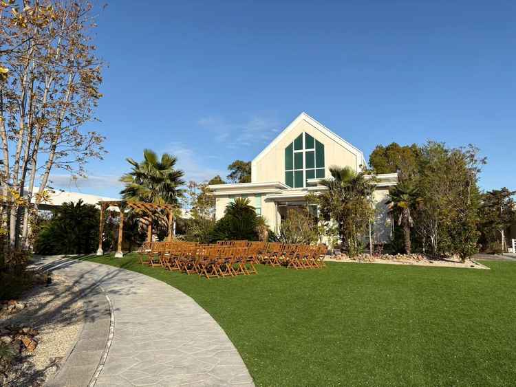 奥にあるのがチャペルで教会式。手前のガーデンでは人前式ができます。