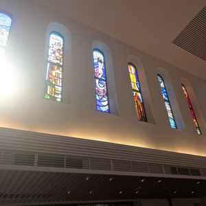 チャペル左側のステンドグラス