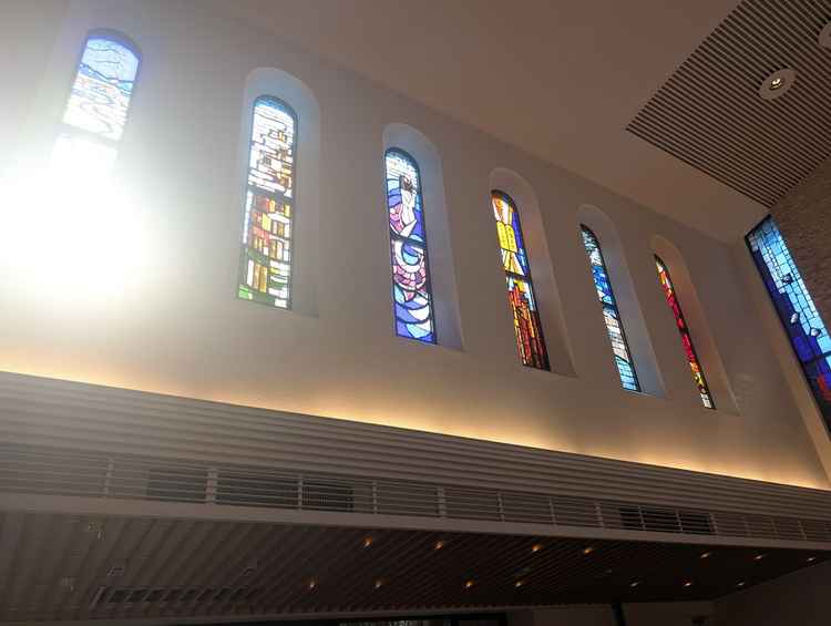 チャペル左側のステンドグラス