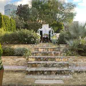 挙式の会場。ガーデンに憧れがあったのでとても素敵でした。緑と青空のコントラストが素敵です。