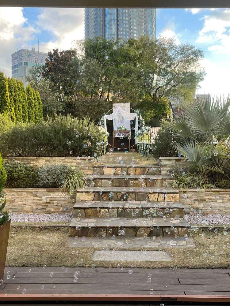 挙式の会場。ガーデンに憧れがあったのでとても素敵でした。緑と青空のコントラストが素敵です。