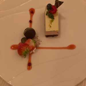 試食会のデザート！果実、ケーキ、チョコレートが一皿で楽しめました！