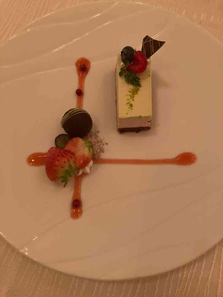 試食会のデザート！果実、ケーキ、チョコレートが一皿で楽しめました！