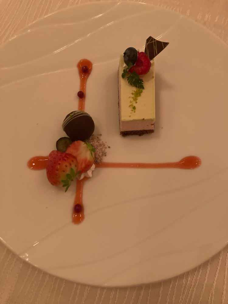 試食会のデザート！果実、ケーキ、チョコレートが一皿で楽しめました！