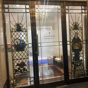 ブライダルサロン入り口。結婚式専用に設計されたホテルとのことで、フロントよりも先に目に入ります。