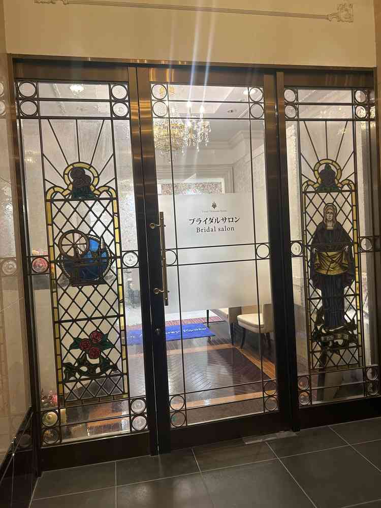 ブライダルサロン入り口。結婚式専用に設計されたホテルとのことで、フロントよりも先に目に入ります。