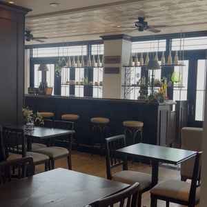 1つ目の待合室です。カフェみたくてびっくりしました。エレベーターがあったのでそこも良きです。