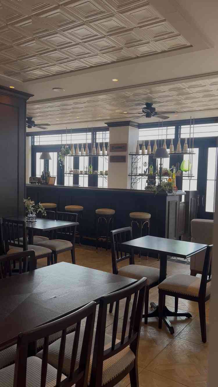 1つ目の待合室です。カフェみたくてびっくりしました。エレベーターがあったのでそこも良きです。