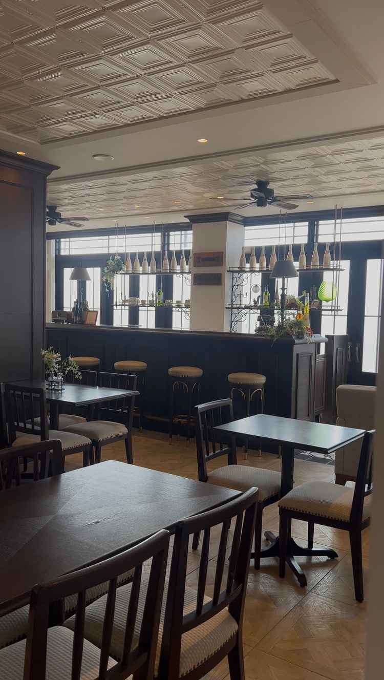 1つ目の待合室です。カフェみたくてびっくりしました。エレベーターがあったのでそこも良きです。