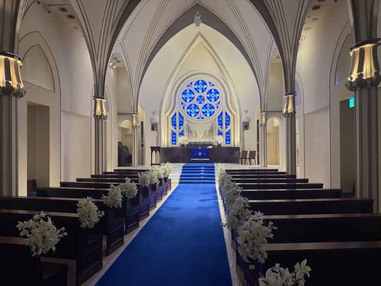 青を基調とした挙式会場のデザインがとても心に刺さりました。他にないとても良いデザインだと思います。